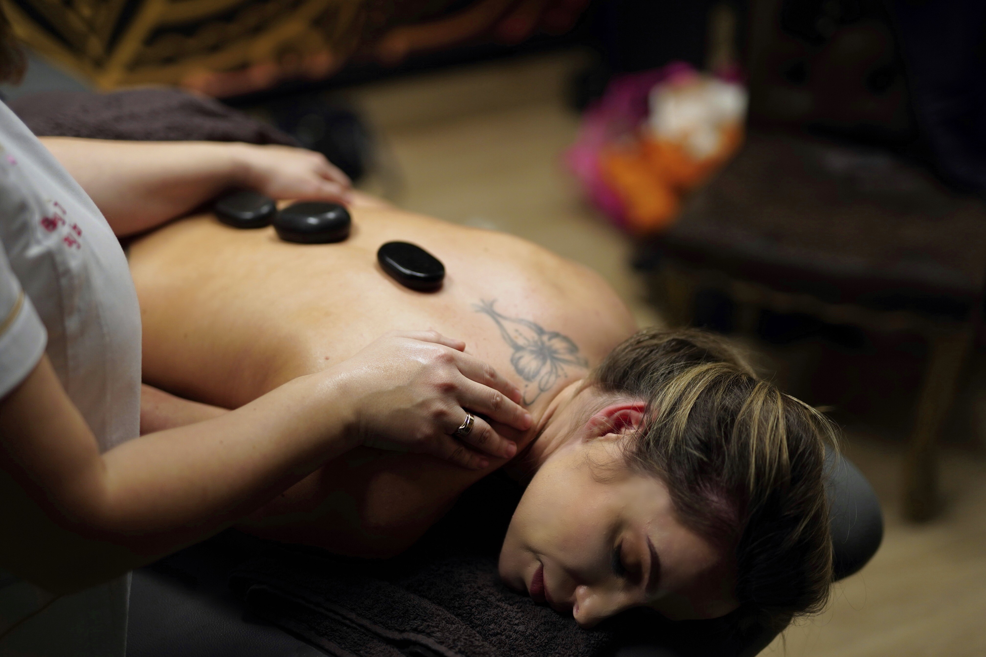 Masaż gorącymi kamieniami pleców